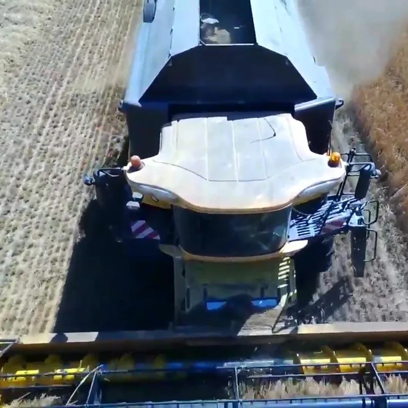 La moissonneuse-batteuse New Holland vue du ciel, en pleine moisson