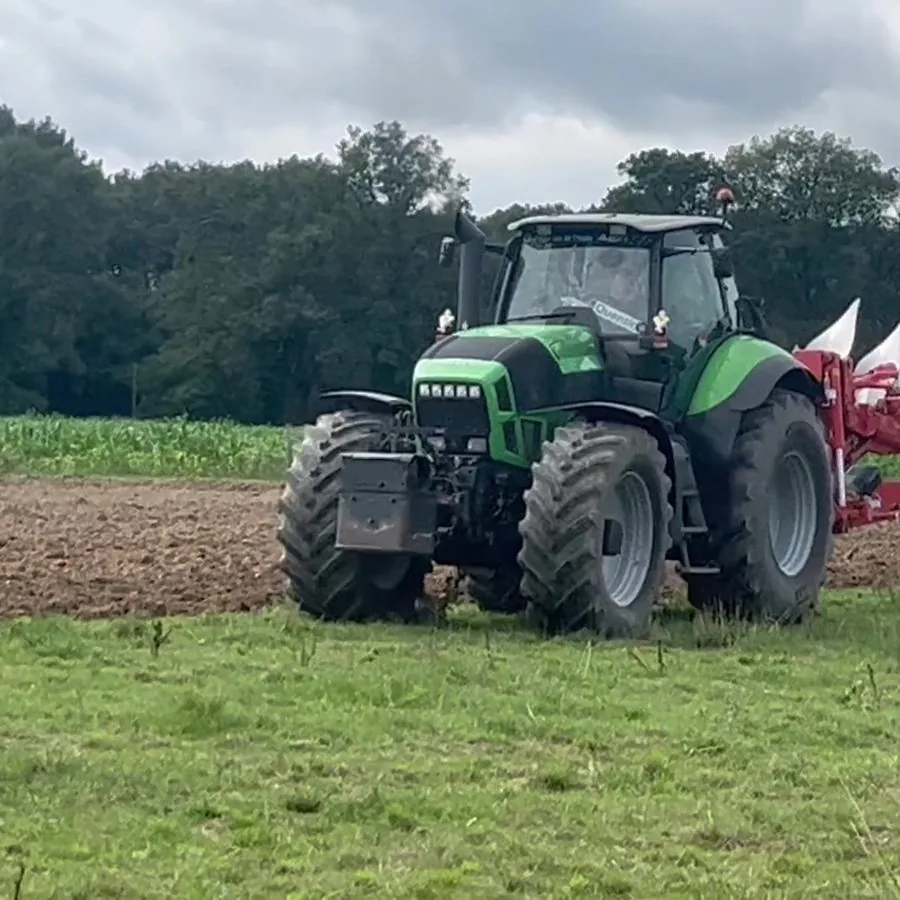 Tracteur Deutz-Fahr avec sa charrue réversible Kuhn en bout de champ