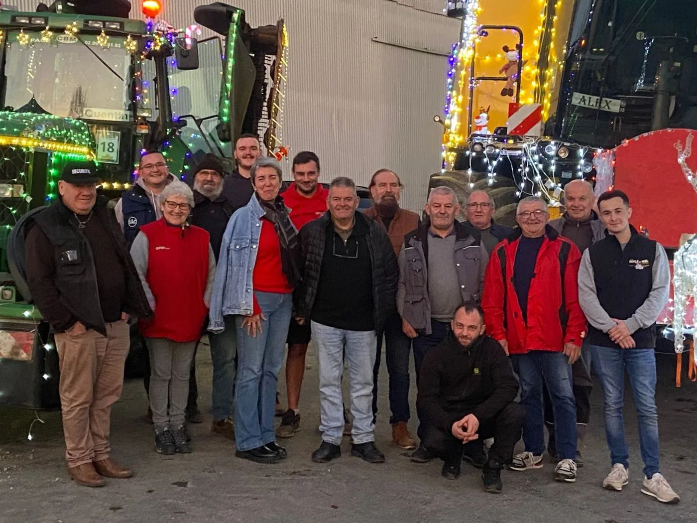 L'équipe TLMA Boulais réunie devant un tracteur et une moissonneuse décorés pour Noël
